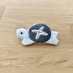 椎茸の亀さん刺繍ブローチ