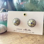 〈ピアス〉ウニ殻が色がハッキリしていて綺麗☆ブルーとゴールドで爽やかなバフンウニのピアス。耳におさまるポストピアス