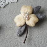 美しい花の刺繍ブローチ［黄色］