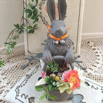 散歩帰りのうさぎのお花いっぱいバスケット