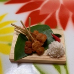 手のひらに乗るタイ料理　ムーピン(豚串焼き)