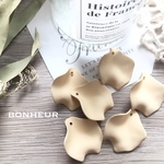 A645【送料無料】花びら  マット  アクリルカラーチャーム  4pcs