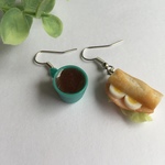 コーヒーとフランスパンサンドのピアス(イヤリングに変更可)