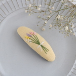 7・8月限定色ミルクイエロー　花束刺繍のパッチンピン大（７ｃｍ）