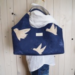 空を飛ぶ鳥♪  お出かけトートバッグ☆紺 【メーカー完売生地】