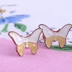 小さな蝶々のクラシカルピアス（マロンイエロー）