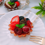 赤いフルーツたっぷり　花形タルトケーキ　パールチェーン　バックチャーム　再販☆ストロベリー ☆ベリー☆誕生日☆フェイクスイーツ☆フェイクタルト☆フルーツタルト☆クレイケーキ☆バックアクセ