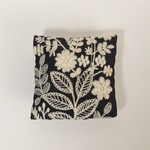 【受注生産】クッション　特大サイズ　黒×生成り刺繍　ドール用　1/6スケール
