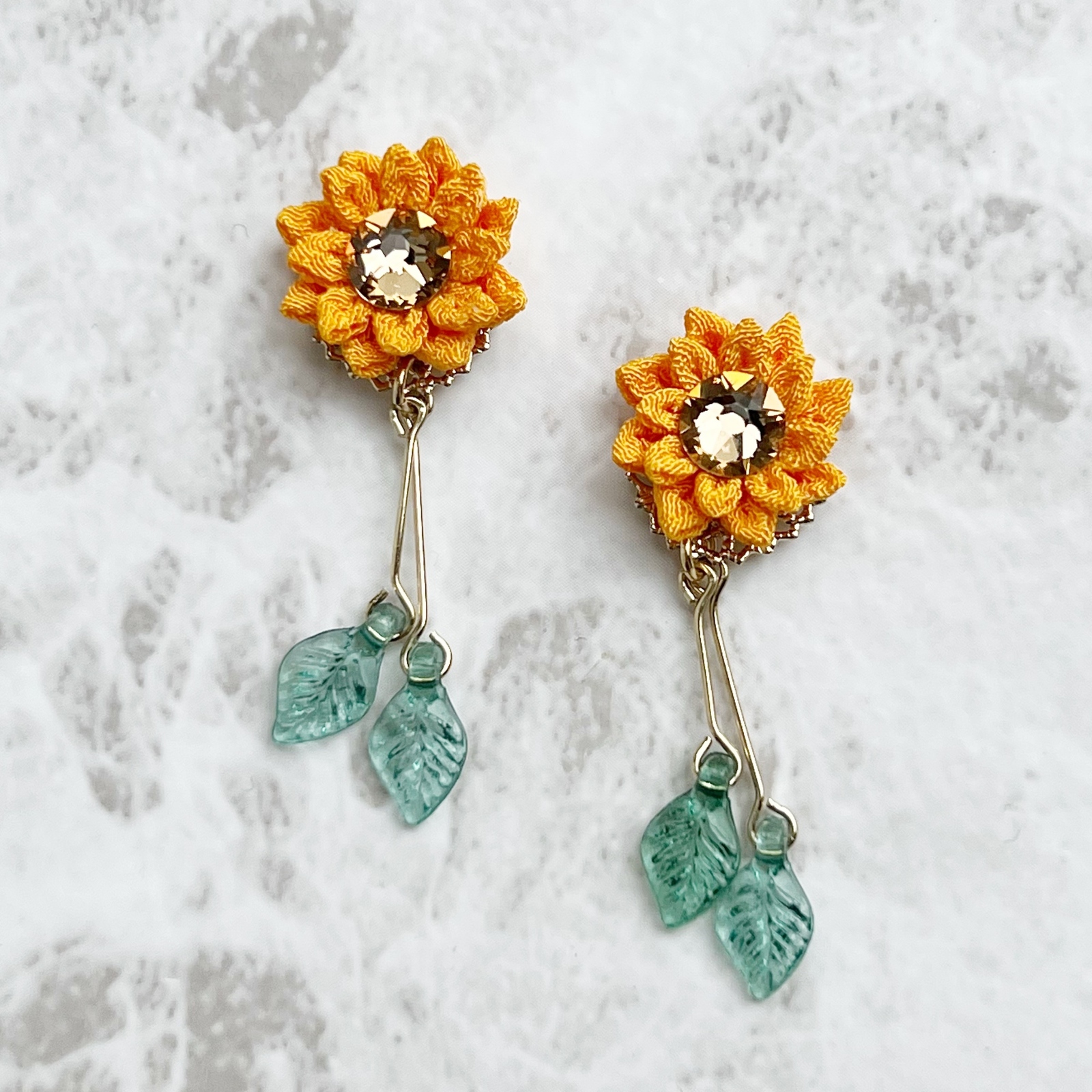 ひまわりのイヤリング/ピアス　つまみ細工 つまみ細工＊ ひまわりの ピアス イヤリング ~四季彩~ 】---フラワー