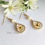 ひまわりとマザーオブパール ピアス／イヤリング