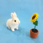 【summer sale】羊毛フェルトの白うさぎさんと向日葵