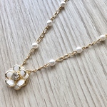 【SALE】カメリアと小さなパールのペンダント風ネックレス