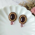 ガーネットのビーズ刺繍耳飾り⋆*ピアスorイヤリング〔金属アレルギー対応 ビーズ刺繍 ヴィンテージ風 アンティーク調 天然石 さざれ石 レジン 個性的 ボルドー アクセサリー〕 