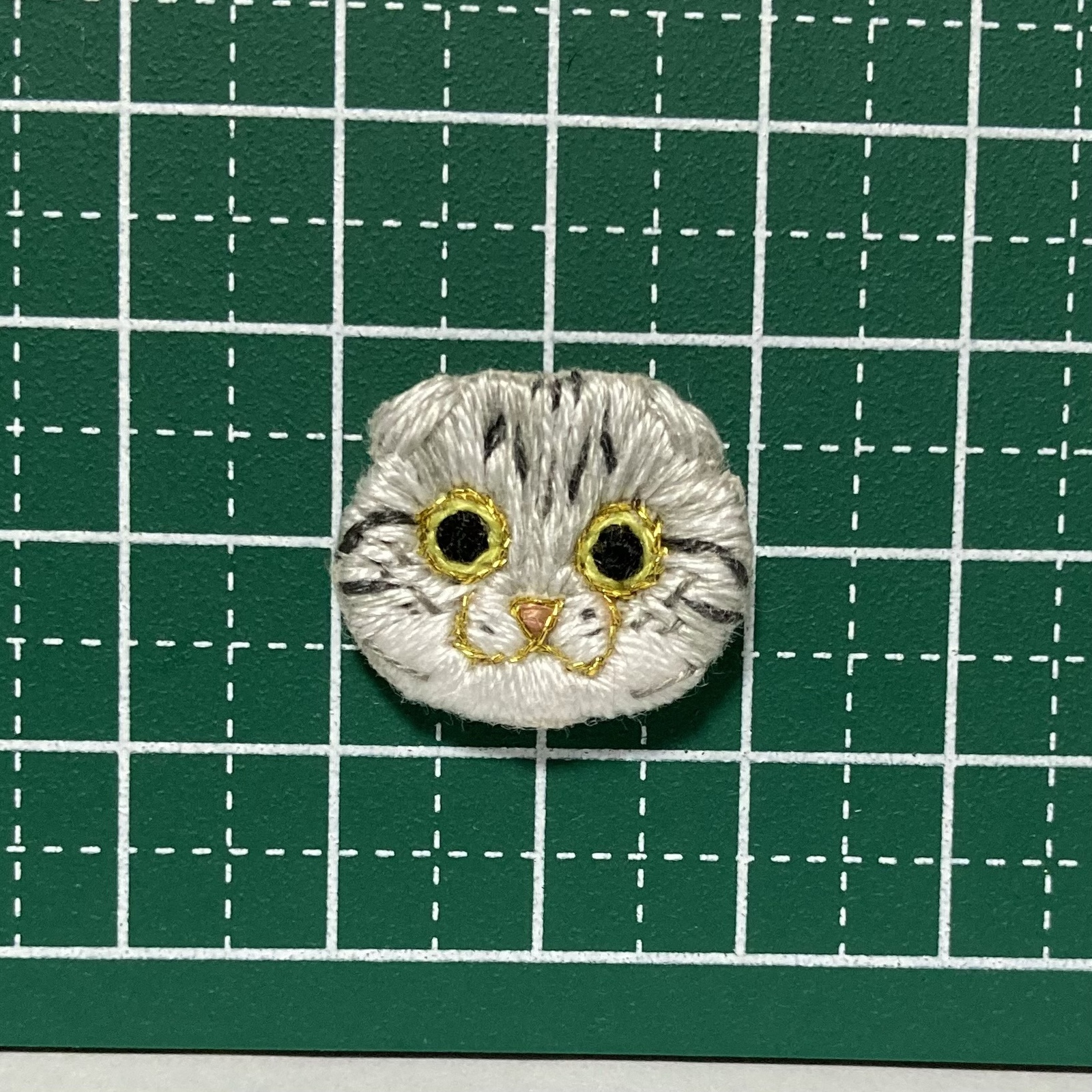 サバトラ柄のスコティッシュフォールドの刺繍アクセサリー