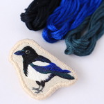 カササギのミニ刺繍ブローチ