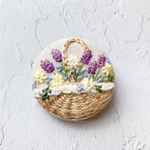 【ラベンダーの花籠】刺繍ブローチ 38mm