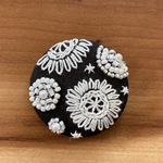 ビーズ刺繍くるみボタン（ヘアゴム/ブローチ）