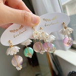 flower×Candy〔ベージュ〕 お花とつやつやボールのチェーンピアス　イヤリング　ベージュ　花　フラワー　鈴蘭　すずらん　ピアス　大ぶり　チェーン　夏　オールシーズン　上品　大人　プレゼント