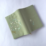 花の刺繍のブックカバー