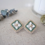 ビーズ刺繍𓍯greenパール flowerピアスꕤ