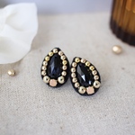 ビーズ刺繍𓍯black×ゴールド雫ピアス