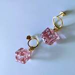 K16GP製の小さいフープから揺れるサイコロみたいな氷のピアス(透明な淡いピンク)