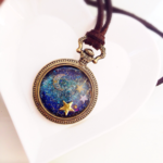 天の川と宇宙のネックレス