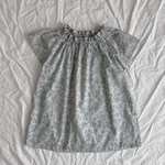 ［140］森の動物柄のギャザースモック ライトグレー