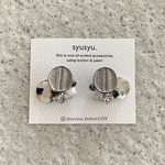 ダークシルバーのアシンメトリーピアス/イヤリングadore+