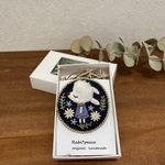 眠りうさぎちゃん手刺繍ブローチ＊花❁ブルー