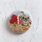【Happy Apple Basket】クオッカワラビーの刺繍ブローチ