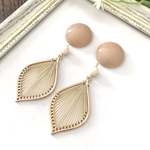 ベージュ系でまとめた大ぶりイヤリング/ピアス
