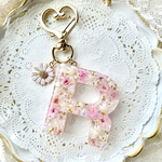 K様専用オーダー作品♡お花たっぷりラベンダーカラーヘアクリップ２点セット　お花たっぷりlovelyピンクのイニシャルチャーム