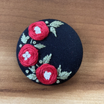 刺繍くるみボタン（ヘアゴム/ブローチ）