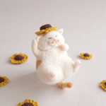 ひまわりカンカン帽の茶白ネコさんブローチ