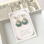 ブルーグリーンのラウンドチャームイヤリング