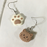 （訳あり）クッキー風　肉球猫ちゃん　アシンメトリー ピアス