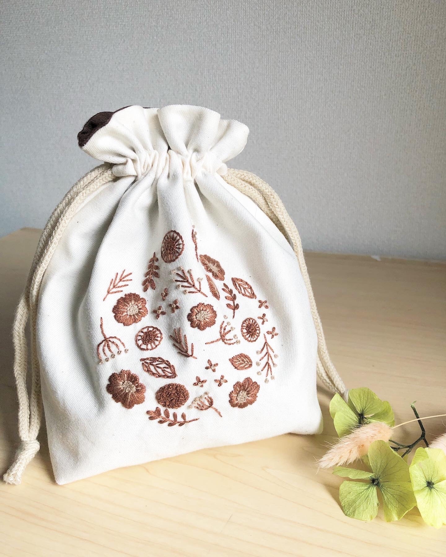 大人の巾着袋 北欧フラワー刺繍 ブラウン - yuyu＊accessory