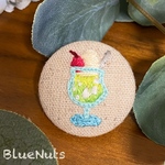 〖クリームソーダ〗 刺繍のくるみボタン ブローチ🍹