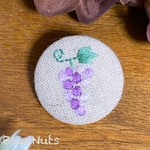 〖ぶどう〗刺繍のくるみボタン ブローチ🍇