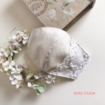 💓ワイド幅　イエベオフコットンシャンブレーと接触冷感メッシュニットで作った立体マスク　オフホワイトフラワー刺繍チュール×2 &ハイボビンレース  ホワイトリボン　ポケットタイプ