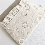 ファスナーポーチ　マーガレット刺繍　フリル　ライトベージュ