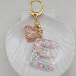 E♡ミニ丸型　 キラキラスパンコール　ダイヤモンド柄　ハート付き　イニシャルキーホルダー　アルファベット　レジン　チャーム　キーリング　ハンドメイド 　プレゼント🎁にも