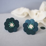 ビーズ刺繍𓍯greenスパンコールflowerピアスꕤ