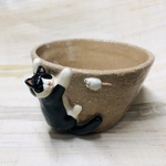 しがみ付いてぶら下がるハチワレねっこぐい呑
