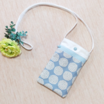あじさい柄のスマホショルダー　スマホポシェット　スマホポーチ　サークルフラワー　紫陽花　　北欧　サコッシュ