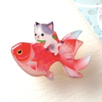 小さなブローチ・子猫　金魚・アズキの夢
