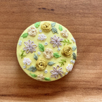 刺繍くるみボタン（ヘアゴム/ブローチ）