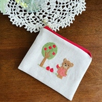 くまとりんごの木の刺繍ポーチ
