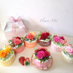 ３月末までsale〔多用途！〕フラワーケーキ 選べる7色 ケーキBOX入り ケーキの直径約10cm トレーとレースペーパー付き！ プリザーブドミニカーネーションとバラ使用 
